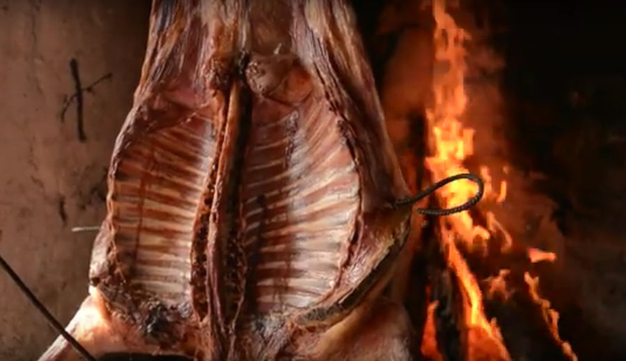 Cordero patagónico cocinado al fuego